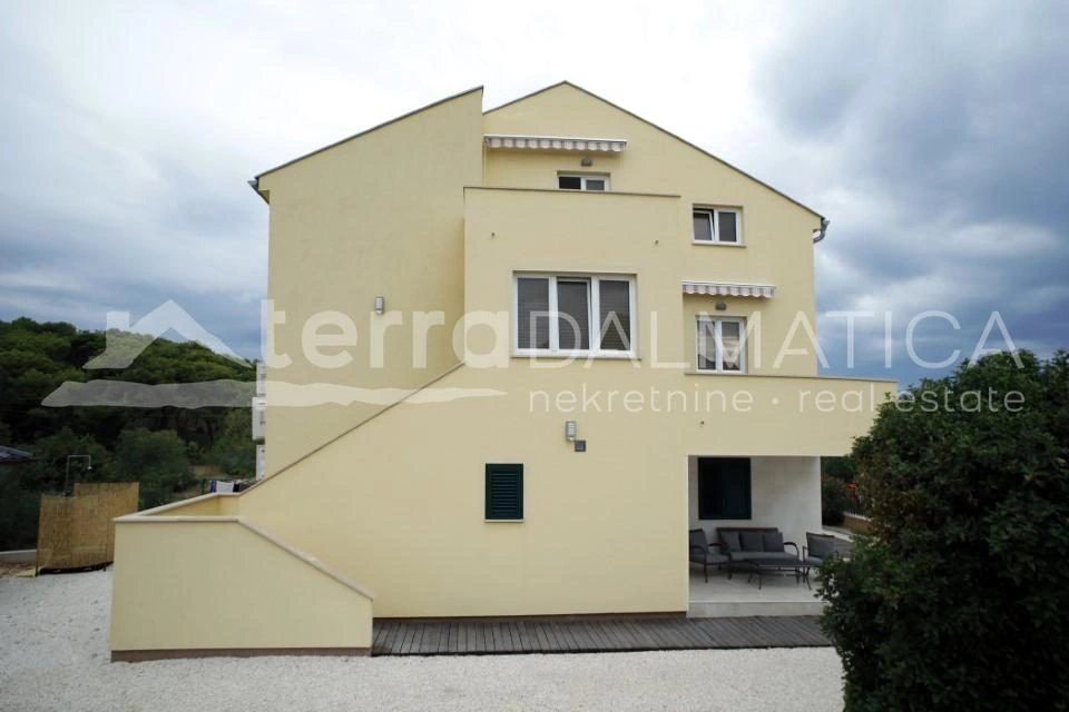 Haus mit drei Wohnungen in einer ruhigen Straße