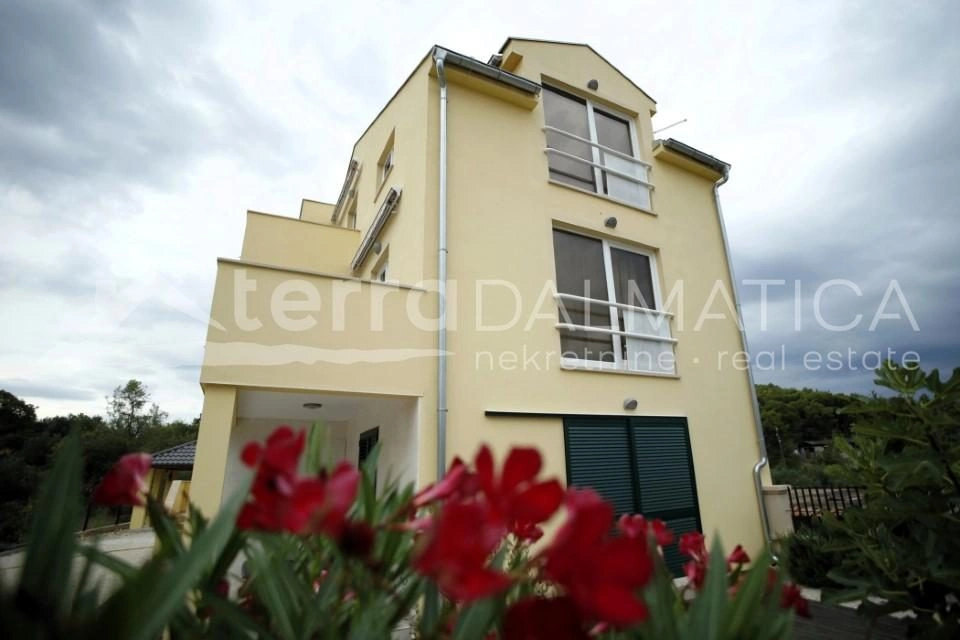 Haus mit drei Wohnungen in einer ruhigen Straße