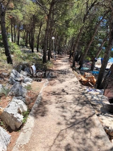 Haus mit drei Wohnungen in einer ruhigen Straße