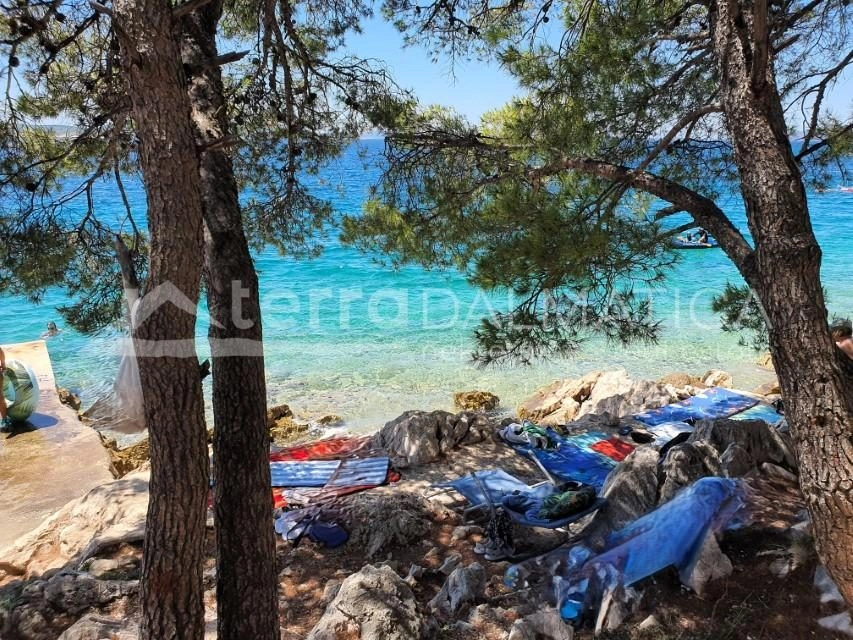 Haus mit drei Wohnungen in einer ruhigen Straße