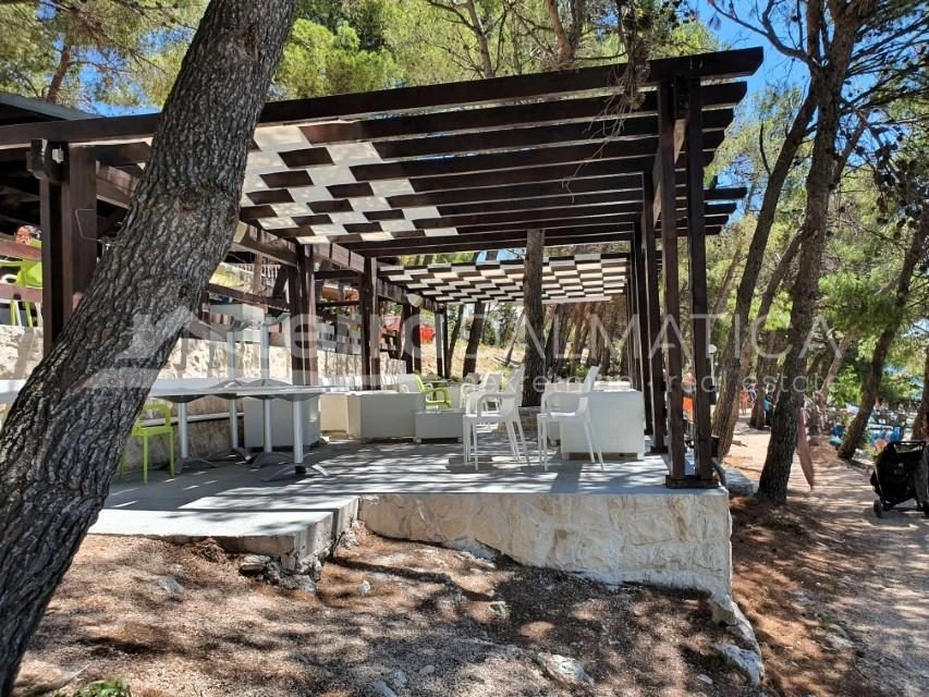 Haus mit drei Wohnungen in einer ruhigen Straße