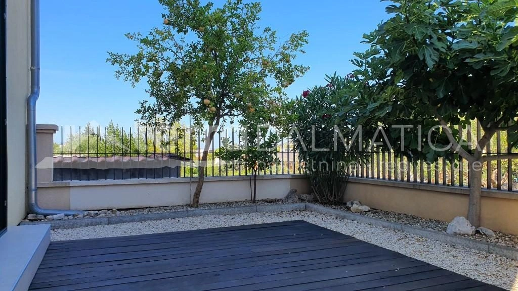 Haus mit drei Wohnungen in einer ruhigen Straße