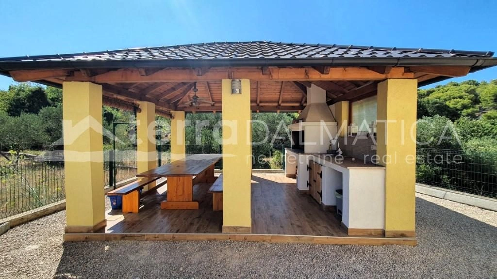 Haus mit drei Wohnungen in einer ruhigen Straße