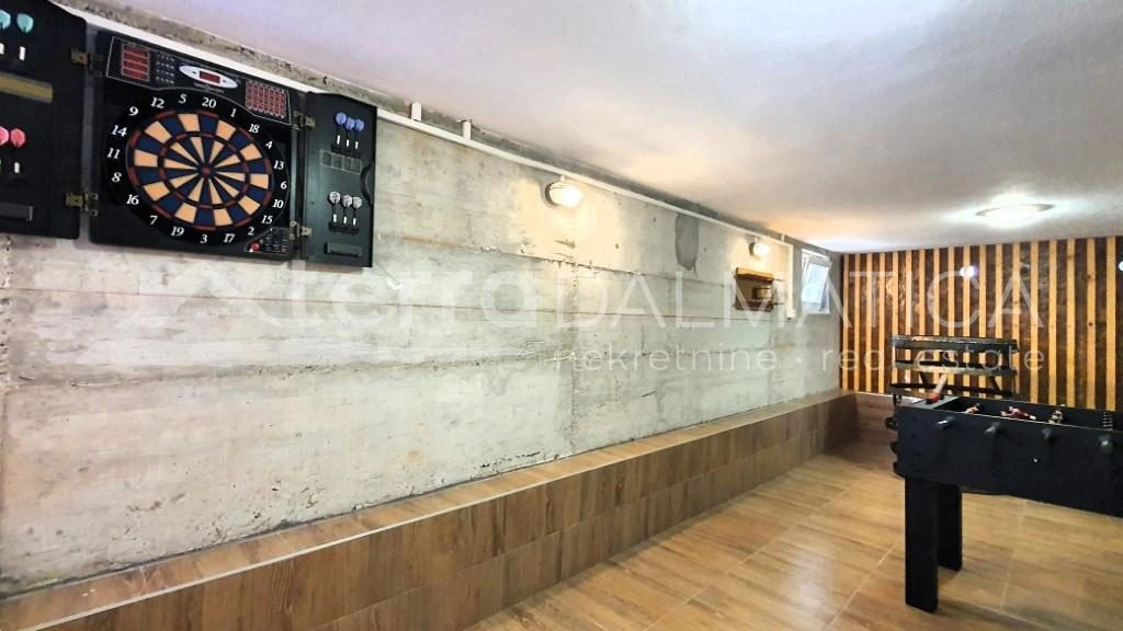 Haus mit drei Wohnungen in einer ruhigen Straße