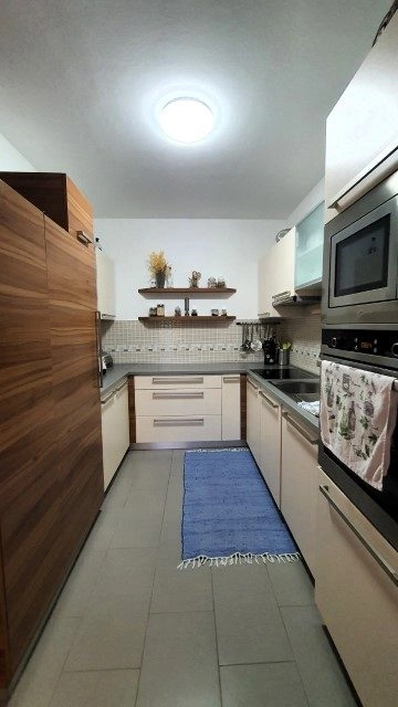 Haus mit drei Wohnungen in einer ruhigen Straße