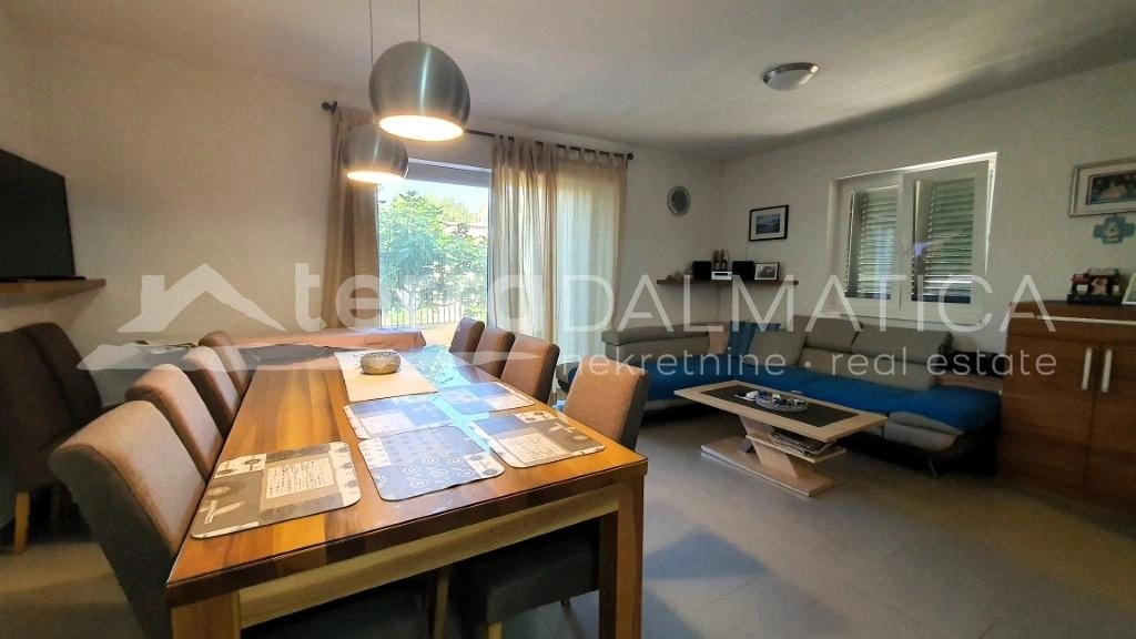 Haus mit drei Wohnungen in einer ruhigen Straße