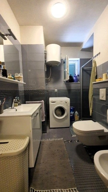 Haus mit drei Wohnungen in einer ruhigen Straße