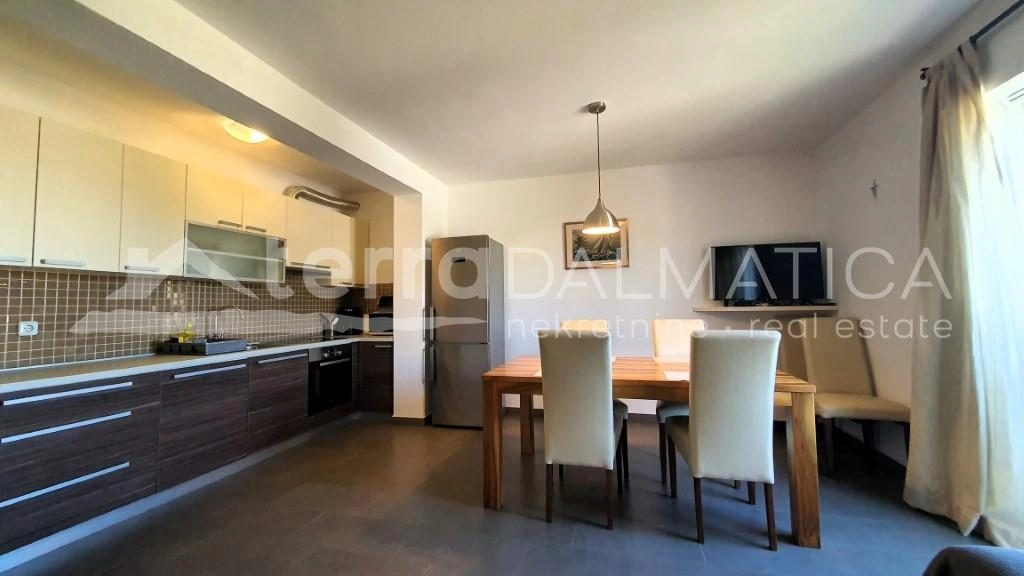 Haus mit drei Wohnungen in einer ruhigen Straße