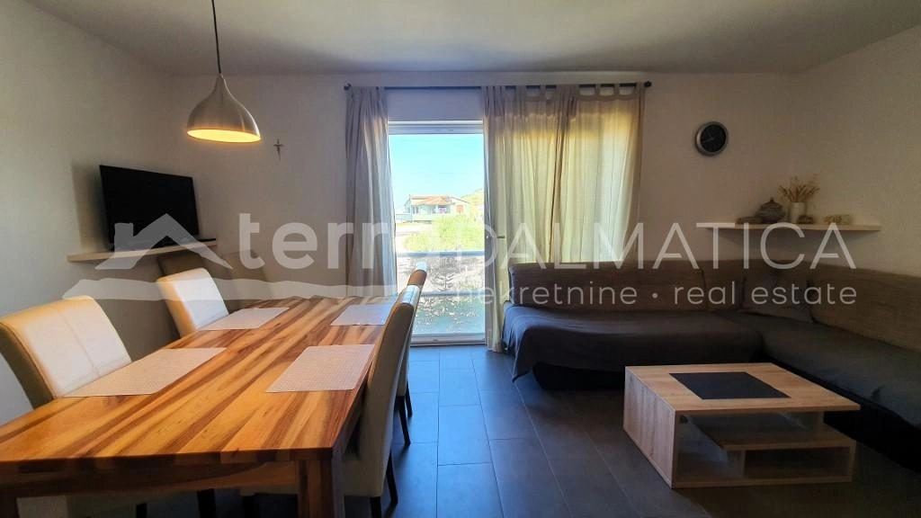 Haus mit drei Wohnungen in einer ruhigen Straße