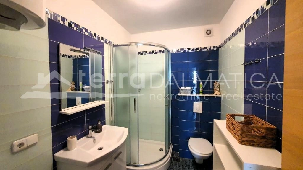 Haus mit drei Wohnungen in einer ruhigen Straße