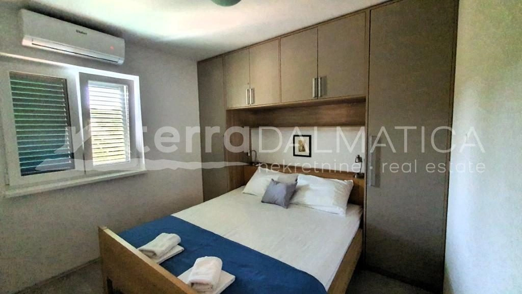 Haus mit drei Wohnungen in einer ruhigen Straße