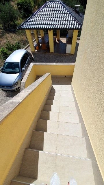 Haus mit drei Wohnungen in einer ruhigen Straße