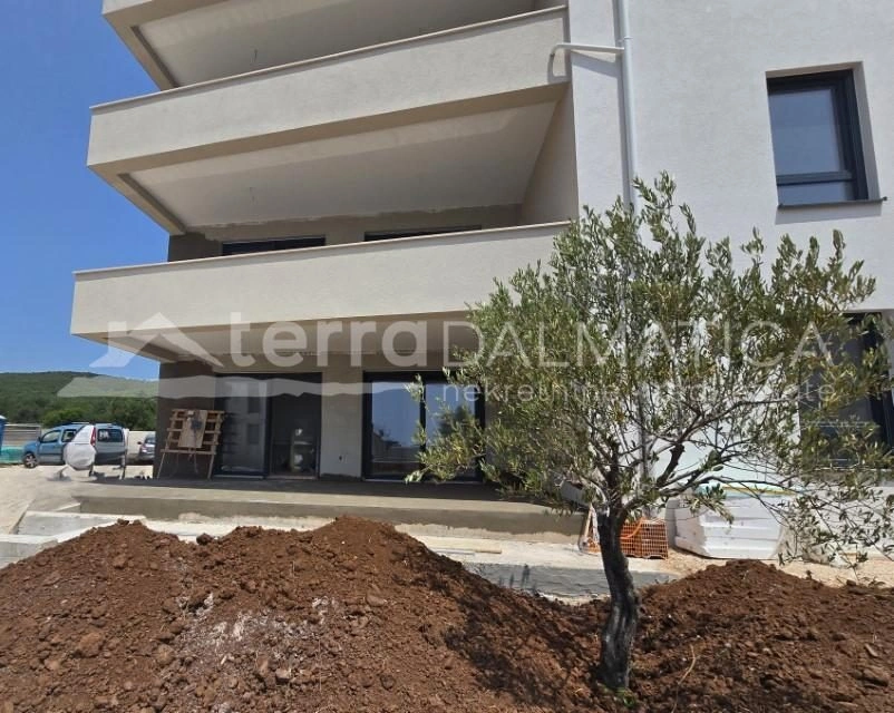 Tribunj, elegantni dvosobni apartman s vrtom