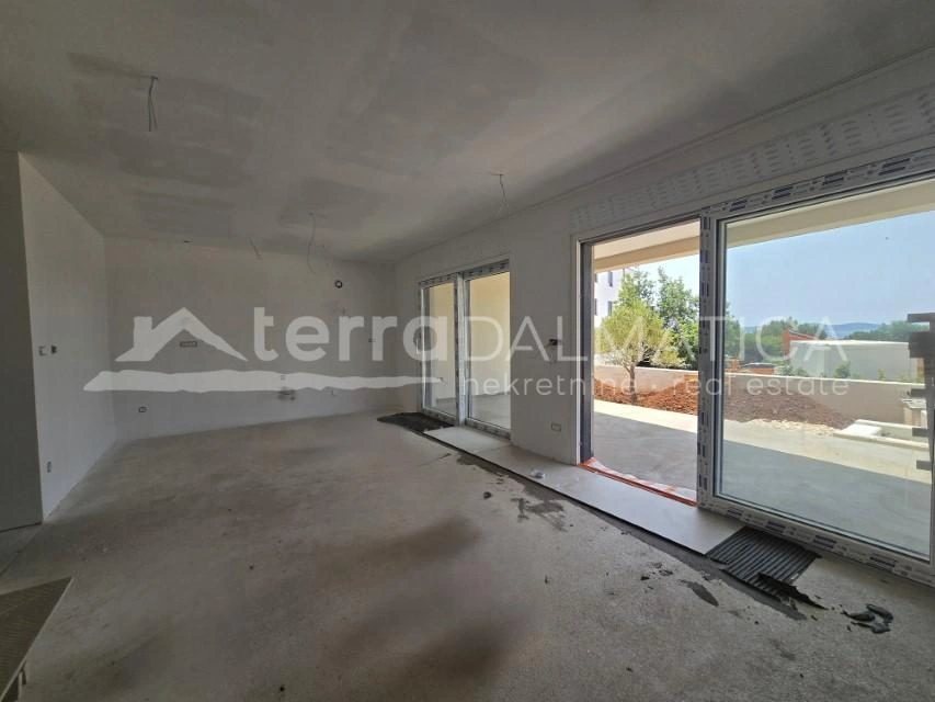 Tribunj, eine elegante Zweizimmerwohnung mit Garten