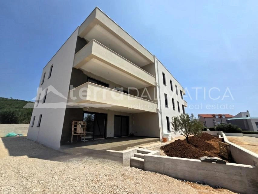 Tribunj, eine elegante Zweizimmerwohnung mit Garten