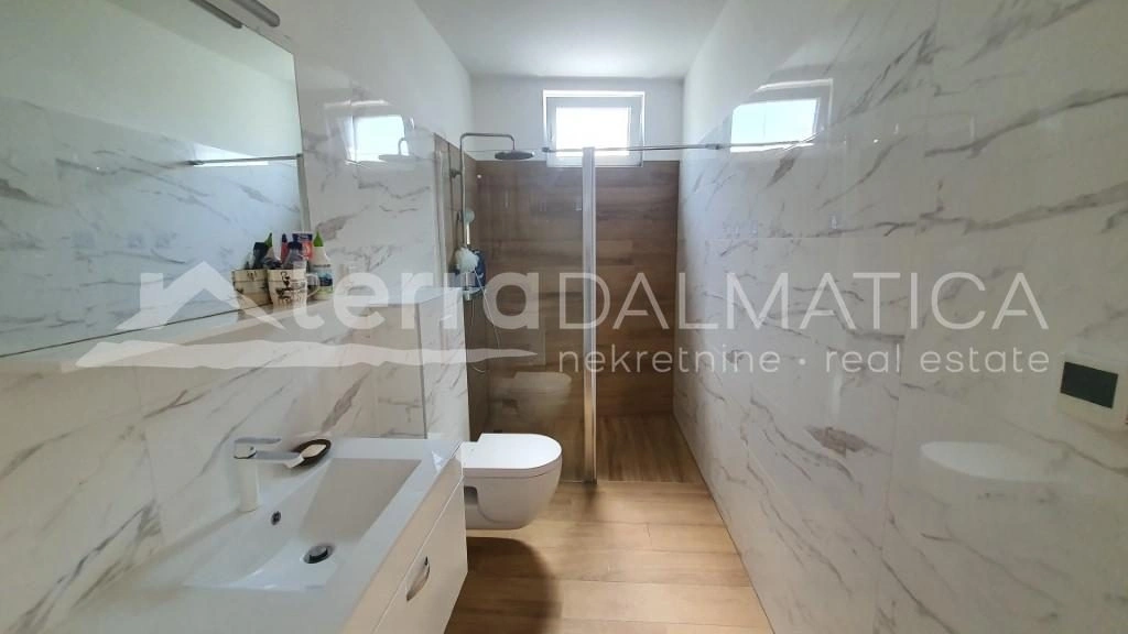 Srima, Wohnung/Geschäftsraum in der ersten Reihe am Meer