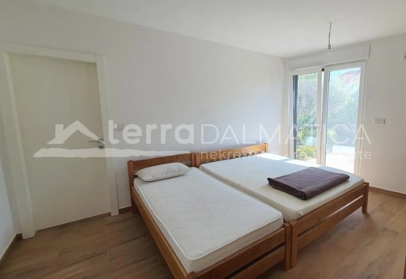 Srima, Wohnung/Geschäftsraum in der ersten Reihe am Meer