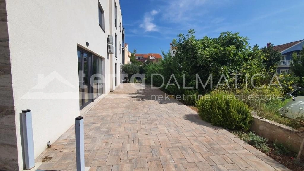 Srima, Wohnung/Geschäftsraum in der ersten Reihe am Meer