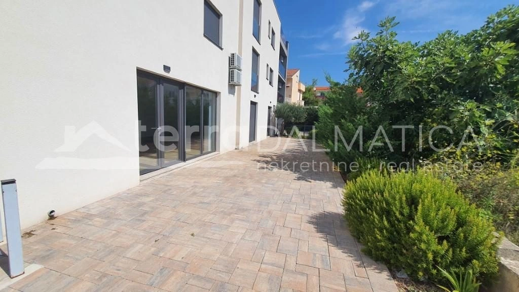 Srima, Wohnung/Geschäftsraum in der ersten Reihe am Meer