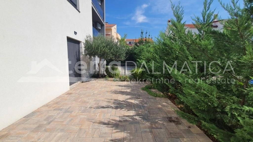 Srima, Wohnung/Geschäftsraum in der ersten Reihe am Meer