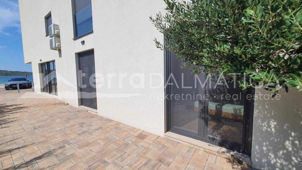 Srima, Wohnung/Geschäftsraum in der ersten Reihe am Meer