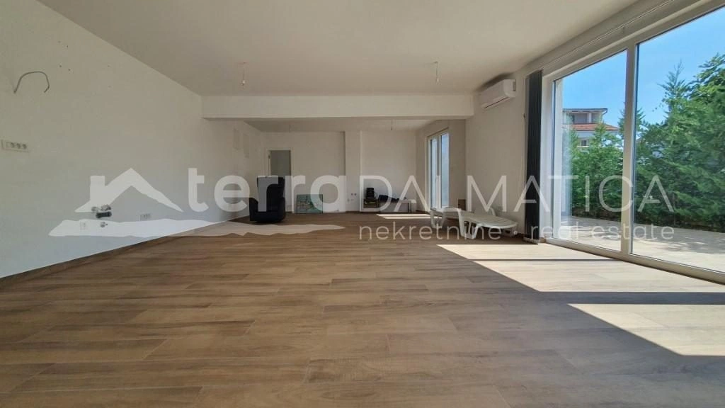 Srima, Wohnung/Geschäftsraum in der ersten Reihe am Meer