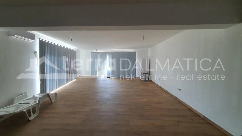 Srima, Wohnung/Geschäftsraum in der ersten Reihe am Meer