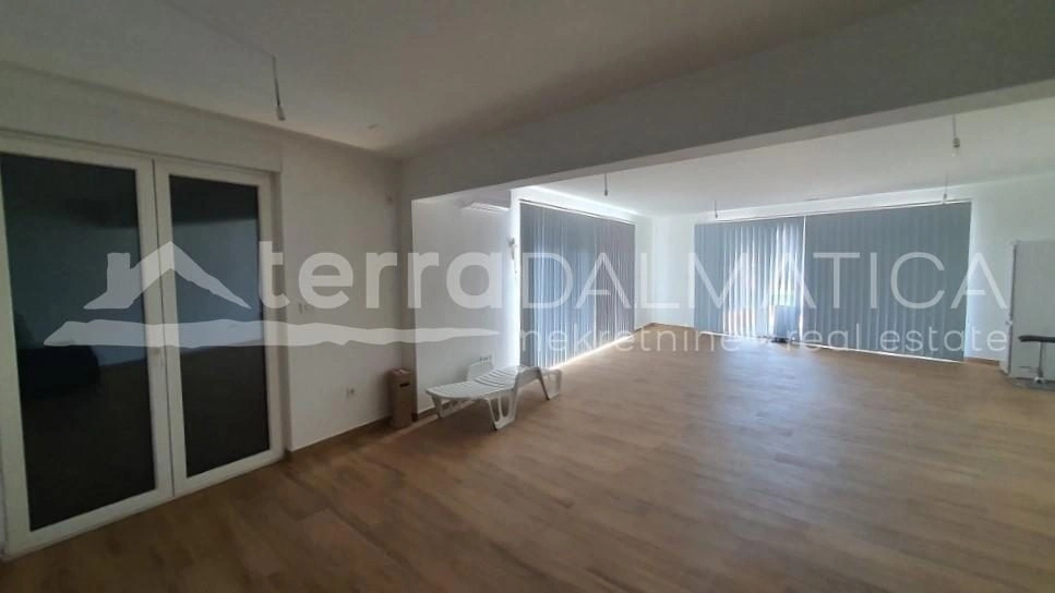 Srima, Wohnung/Geschäftsraum in der ersten Reihe am Meer