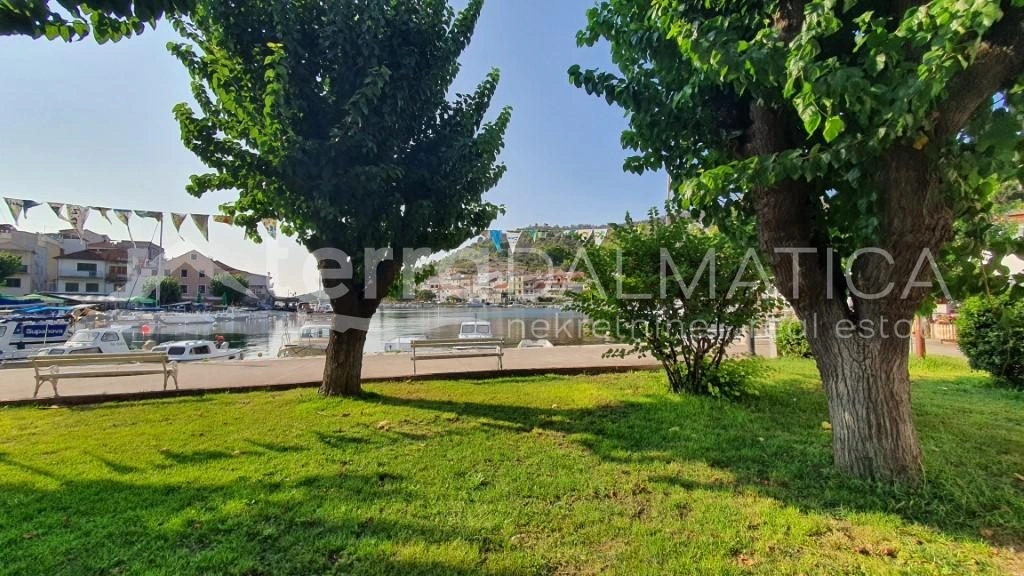 Ein Reihenhaus zum Verkauf in Zaton bei Šibenik - nur 50 Meter vom Meer entfernt