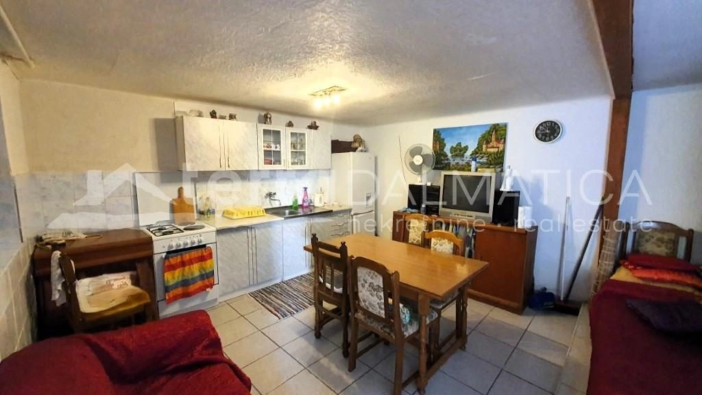 Ein Reihenhaus zum Verkauf in Zaton bei Šibenik - nur 50 Meter vom Meer entfernt