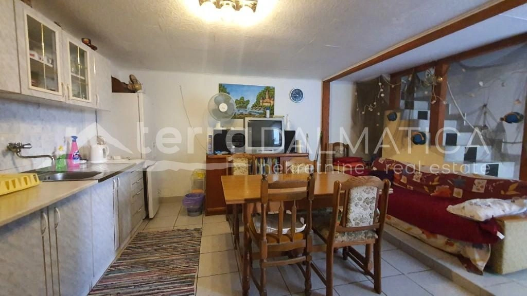 Ein Reihenhaus zum Verkauf in Zaton bei Šibenik - nur 50 Meter vom Meer entfernt