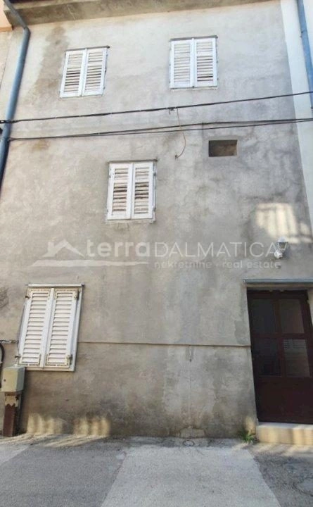 Ein Reihenhaus zum Verkauf in Zaton bei Šibenik - nur 50 Meter vom Meer entfernt