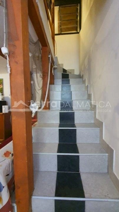 Ein Reihenhaus zum Verkauf in Zaton bei Šibenik - nur 50 Meter vom Meer entfernt