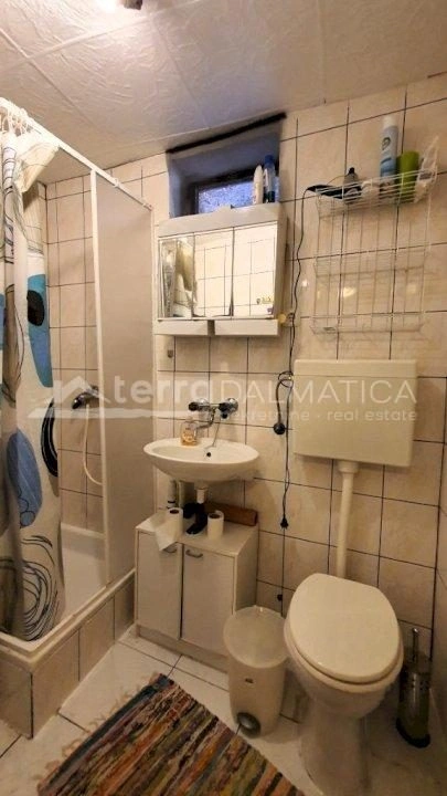 Ein Reihenhaus zum Verkauf in Zaton bei Šibenik - nur 50 Meter vom Meer entfernt