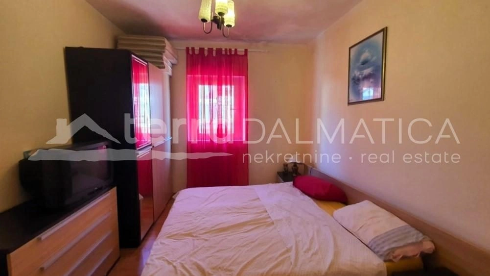 Ein Reihenhaus zum Verkauf in Zaton bei Šibenik - nur 50 Meter vom Meer entfernt