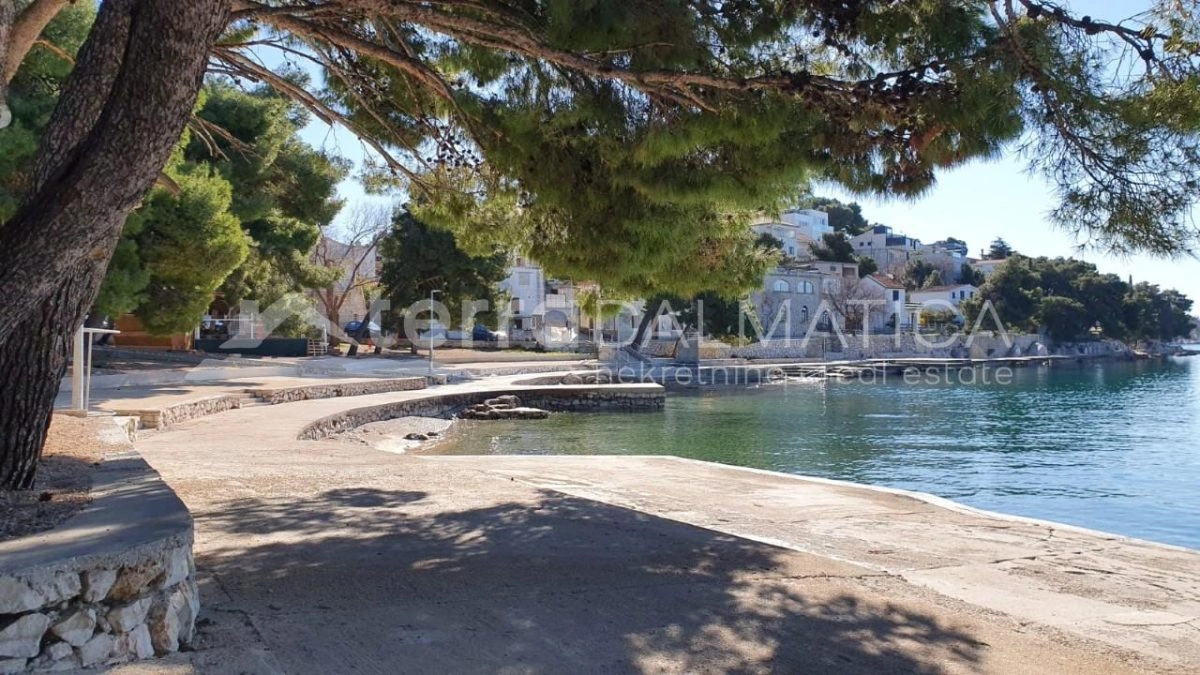 Tribunj, Dreizimmerwohnung mit Garten, ideal für eine Familie