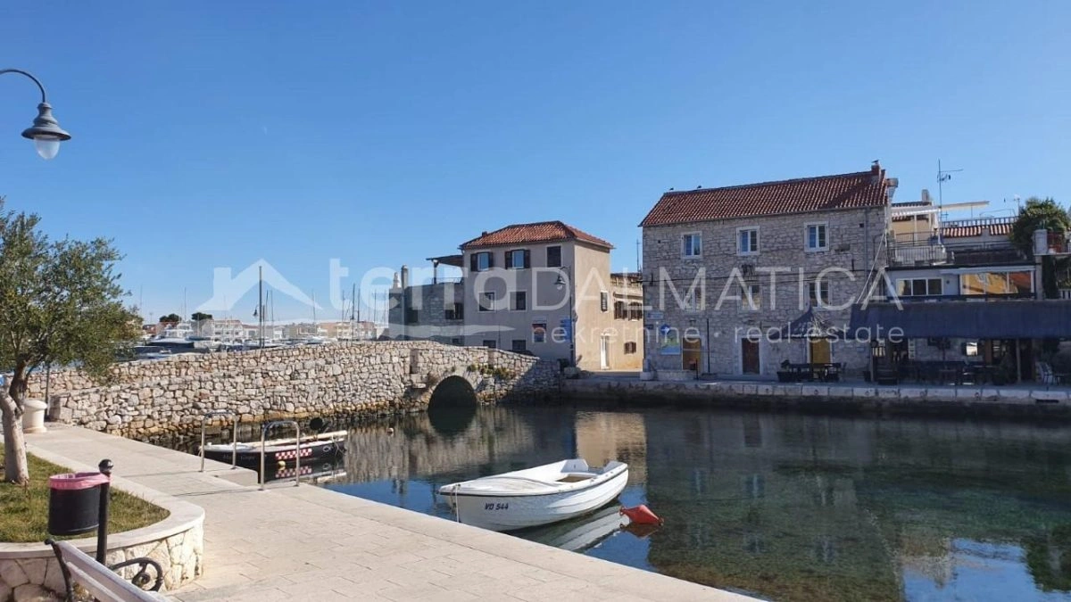 Tribunj, Dreizimmerwohnung mit Garten, ideal für eine Familie