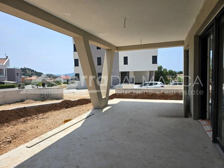 Tribunj, Dreizimmerwohnung mit Garten, ideal für eine Familie