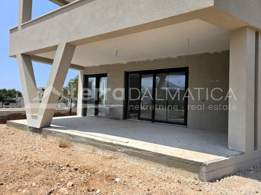 Tribunj, Dreizimmerwohnung mit Garten, ideal für eine Familie