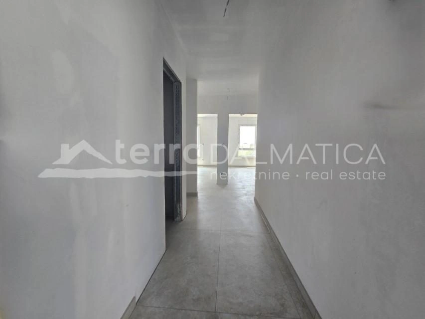 Tribunj, Dreizimmerwohnung mit Garten, ideal für eine Familie