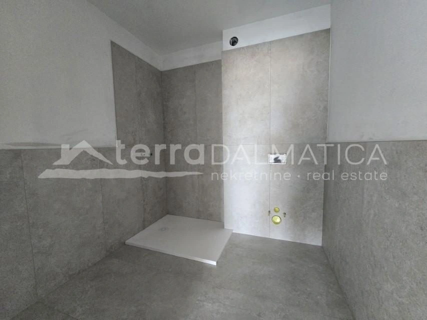 Tribunj, Dreizimmerwohnung mit Garten, ideal für eine Familie