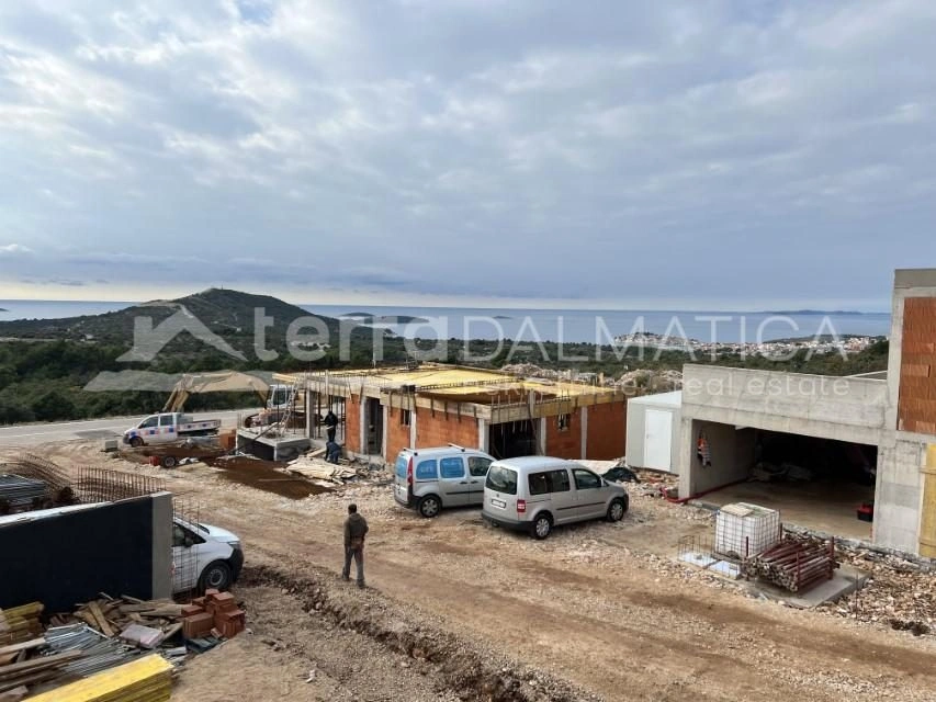 Primošten, eine moderne Villa mit drei Schlafzimmern und einem Swimmingpool in ruhiger Umgebung
