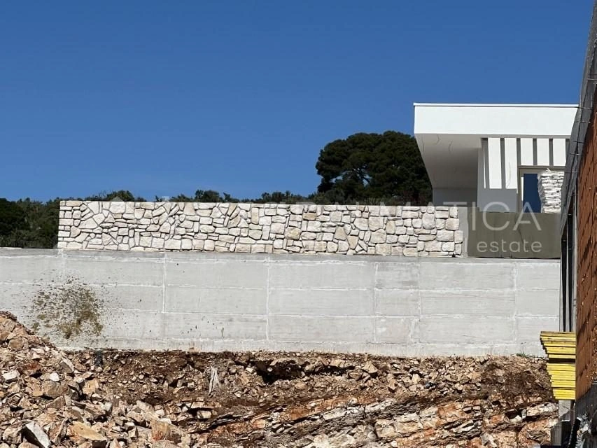 Primošten, eine moderne Villa mit drei Schlafzimmern und einem Swimmingpool in ruhiger Umgebung