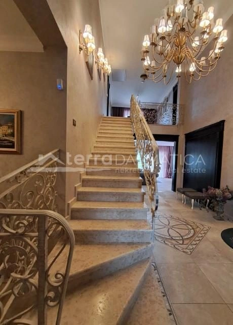 Vodice, Luxusvilla mit beheiztem Pool, Whirlpool und Meerblick