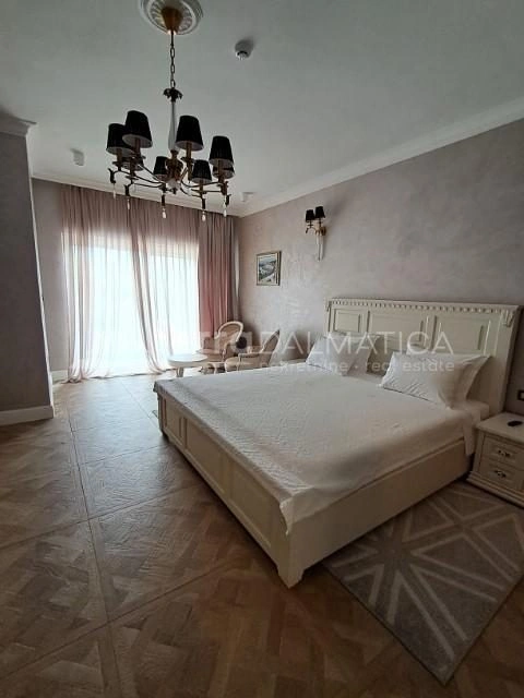 Vodice, Luxusvilla mit beheiztem Pool, Whirlpool und Meerblick