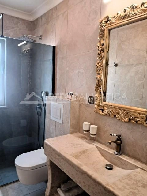 Vodice, Luxusvilla mit beheiztem Pool, Whirlpool und Meerblick