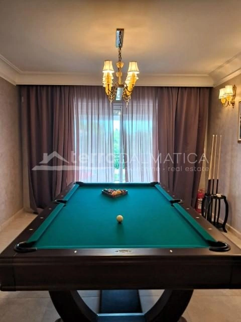 Vodice, Luxusvilla mit beheiztem Pool, Whirlpool und Meerblick