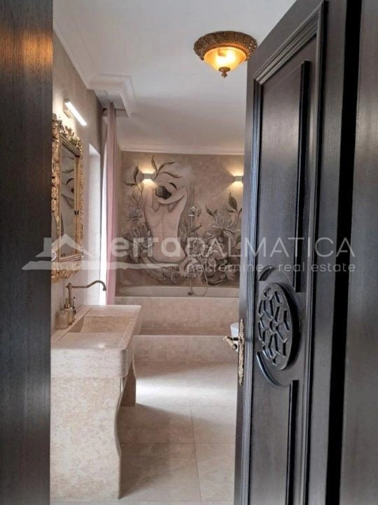 Vodice, Luxusvilla mit beheiztem Pool, Whirlpool und Meerblick