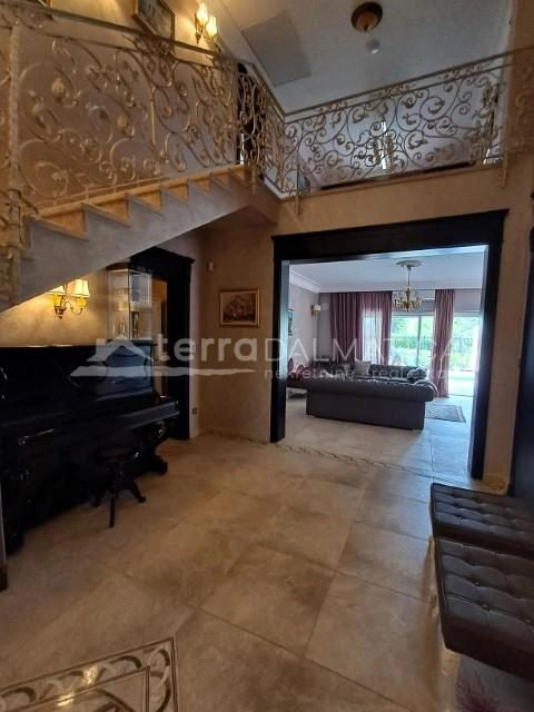 Vodice, Luxusvilla mit beheiztem Pool, Whirlpool und Meerblick