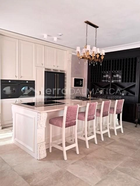 Vodice, Luxusvilla mit beheiztem Pool, Whirlpool und Meerblick